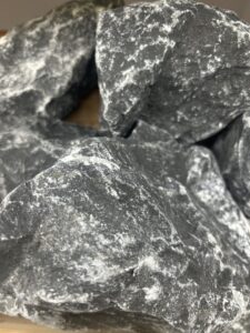 Kamień antracytowy gabionowy 60-100 mm – duże bryły kamienia alpejskiego z białymi żyłami do gabionów OGRODOWOMI Kłodawa