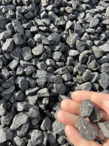 Grys bazaltowy 16-22 mm czarny kamień ozdobny na nowoczesnej rabacie ogrodowej Gorzów