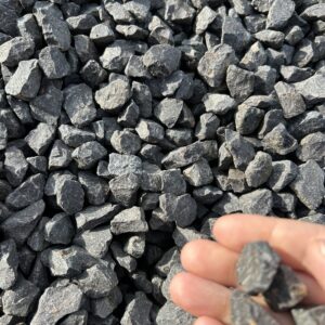 Grys bazaltowy 16-22 mm czarny kamień ozdobny na nowoczesnej rabacie ogrodowej Gorzów