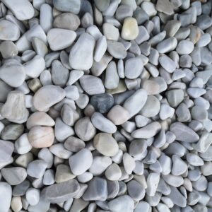 Otoczak jasny 5-20 mm – drobny kamień dekoracyjny z polskiego dolomitu w kolorze kremowo-szarym OGRODOWOMI Kłodawa