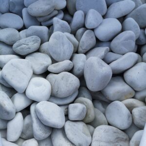 Otoczak Biały Carrara 1-2 cm – drobne białe kamyki ozdobne w donicy ogrodowej
